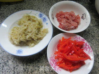 红椒瘦肉丝炒酸菜的做法步骤：1