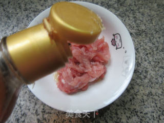 红椒瘦肉丝炒酸菜的做法步骤：2