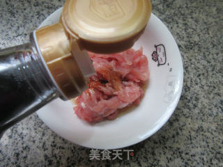红椒瘦肉丝炒酸菜的做法步骤：3