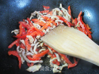 红椒瘦肉丝炒酸菜的做法步骤：6
