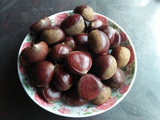水煮板栗的做法步骤：1