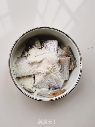 红烧带鱼的做法步骤：1