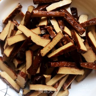韭菜炒香干的做法步骤：2