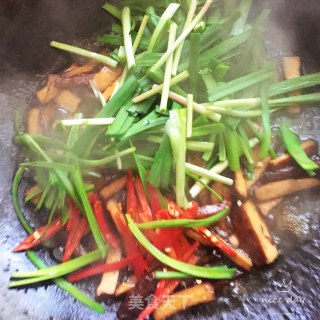 韭菜炒香干的做法步骤：6