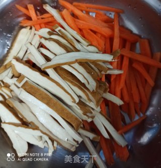 青蒜胡萝卜炒香干的做法步骤：2