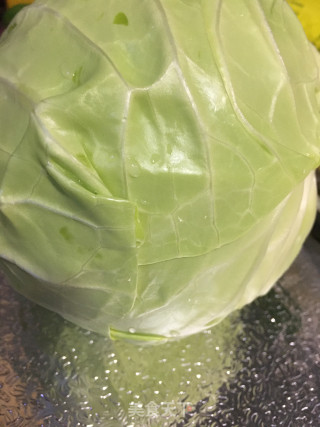“腊味”腊肠炒圆白菜的做法步骤：1
