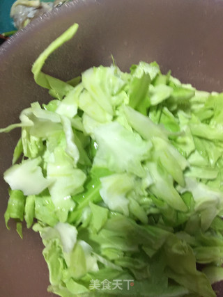 “腊味”腊肠炒圆白菜的做法步骤：2