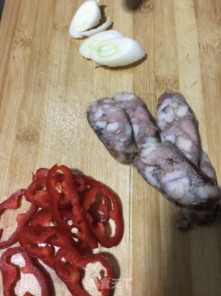 “腊味”腊肠炒圆白菜的做法步骤：3