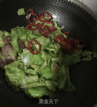 “腊味”腊肠炒圆白菜的做法步骤：7