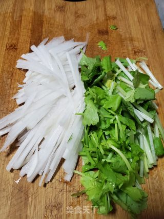 芹菜炒萝卜丝的做法步骤：2