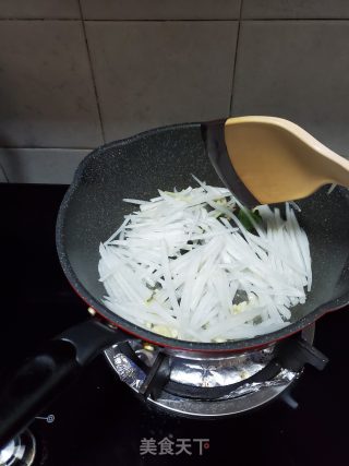 芹菜炒萝卜丝的做法步骤：5