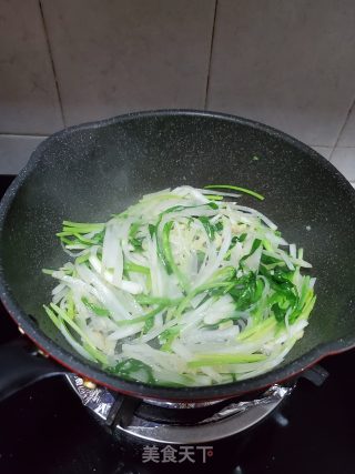 芹菜炒萝卜丝的做法步骤：8