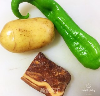 腊肉土豆的做法步骤：1