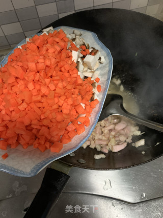 咸肉胡萝卜香菇焖饭的做法步骤：6