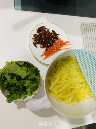 凉拌香菜土豆丝的做法步骤：1