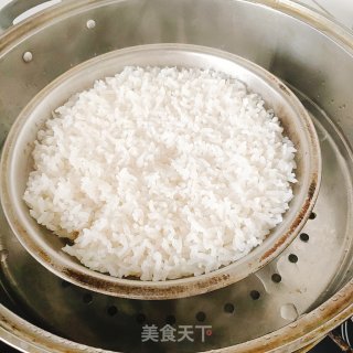 蒜香香肠炒饭的做法步骤：1