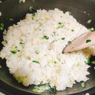 蒜香香肠炒饭的做法步骤：7