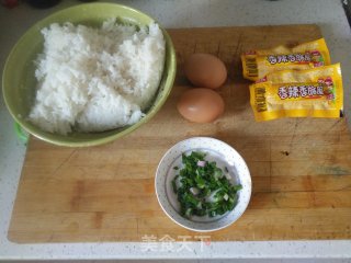 火腿鸡蛋炒饭的做法步骤：1