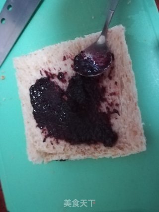 蓝莓酱三明治的做法步骤：3
