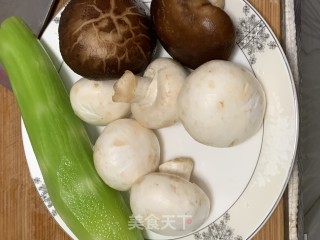 双菇莴笋鱼圆汤的做法步骤：2