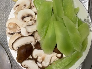 双菇莴笋鱼圆汤的做法步骤：3