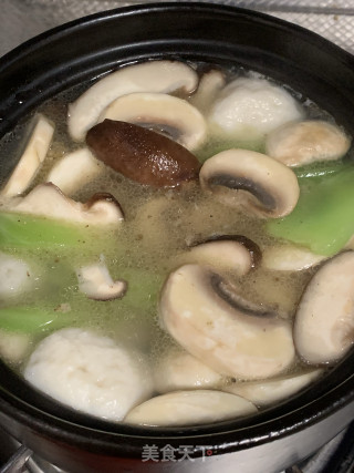 双菇莴笋鱼圆汤的做法步骤：6