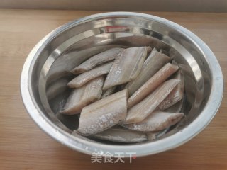 干炸带鱼的做法步骤：1