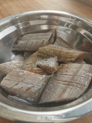 干炸带鱼的做法步骤：2