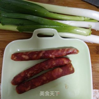 腊肠炒青蒜的做法步骤：1