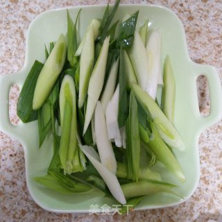 腊肠炒青蒜的做法步骤：2