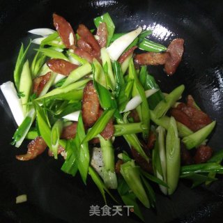 腊肠炒青蒜的做法步骤：7