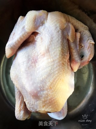 电饭锅焖鸡的做法步骤：1