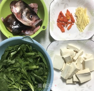茼蒿炖鱼头的做法步骤：1