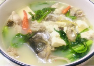 茼蒿炖鱼头的做法步骤：3