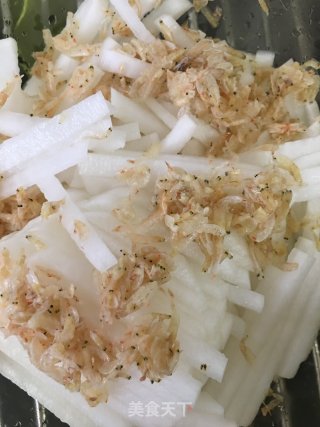 萝卜虾皮鱼圆虾滑汤的做法步骤：1