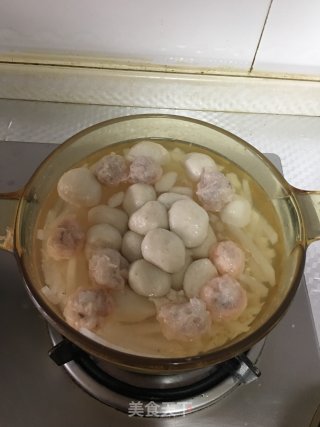 萝卜虾皮鱼圆虾滑汤的做法步骤：4