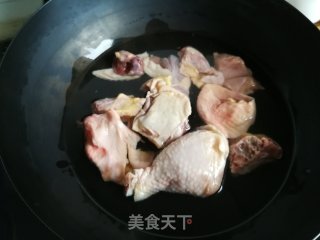 香菇竹荪炖鸡汤的做法步骤：2