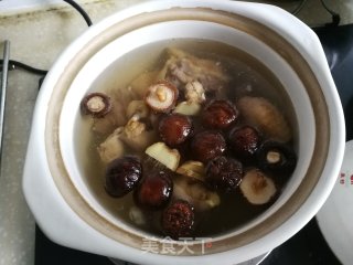 香菇竹荪炖鸡汤的做法步骤：3
