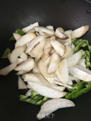 黑胡椒杏鲍菇五花肉的做法步骤：1