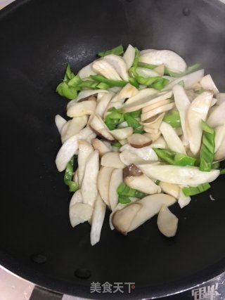 黑胡椒杏鲍菇五花肉的做法步骤：2