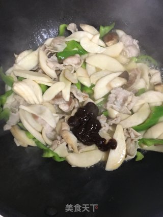 黑胡椒杏鲍菇五花肉的做法步骤：5