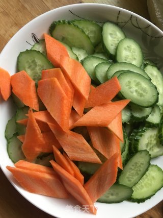 肉片炒黄瓜的做法步骤：1