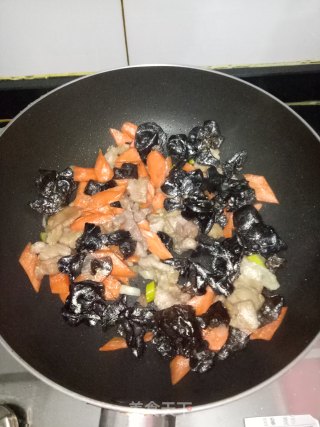木耳胡萝卜炒肉片的做法步骤：5