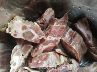 胡萝卜玉米猪颈骨汤的做法步骤：2