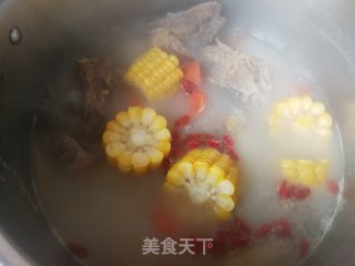 胡萝卜玉米猪颈骨汤的做法步骤：15