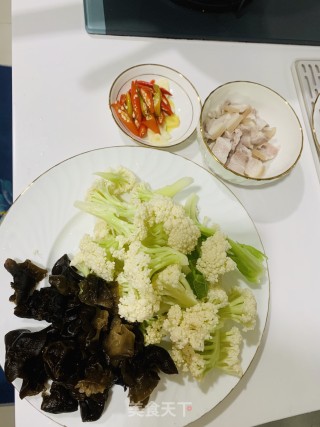 小辣椒炒花菜木耳加五花肉的做法步骤：1