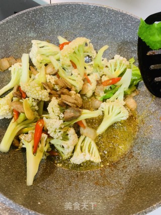 小辣椒炒花菜木耳加五花肉的做法步骤：5