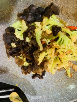 小辣椒炒花菜木耳加五花肉的做法步骤：6