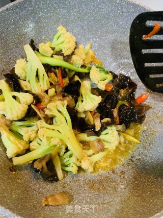 小辣椒炒花菜木耳加五花肉的做法步骤：7