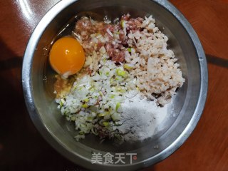 炸藕丁肉丸的做法步骤：2